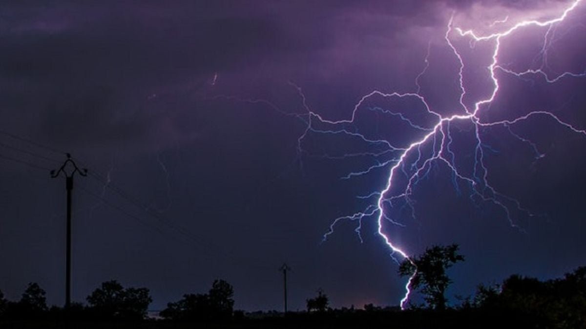 Waspada Cuaca Ekstrem, Hujan Petir Mungkin Terjadi di Banjarnegara Siang hingga Malam