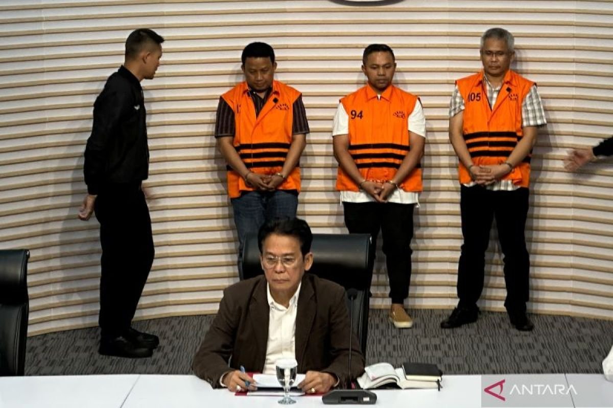 KPK Tetapkan Gubernur Riau dan Dua Pejabat Tersangka