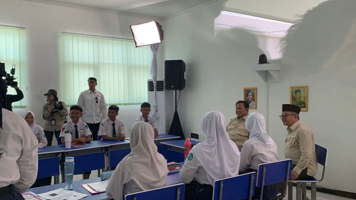 Prabowo Kunjungi SMPN 4 Bekasi, Resmikan Smartboard untuk Pembelajaran