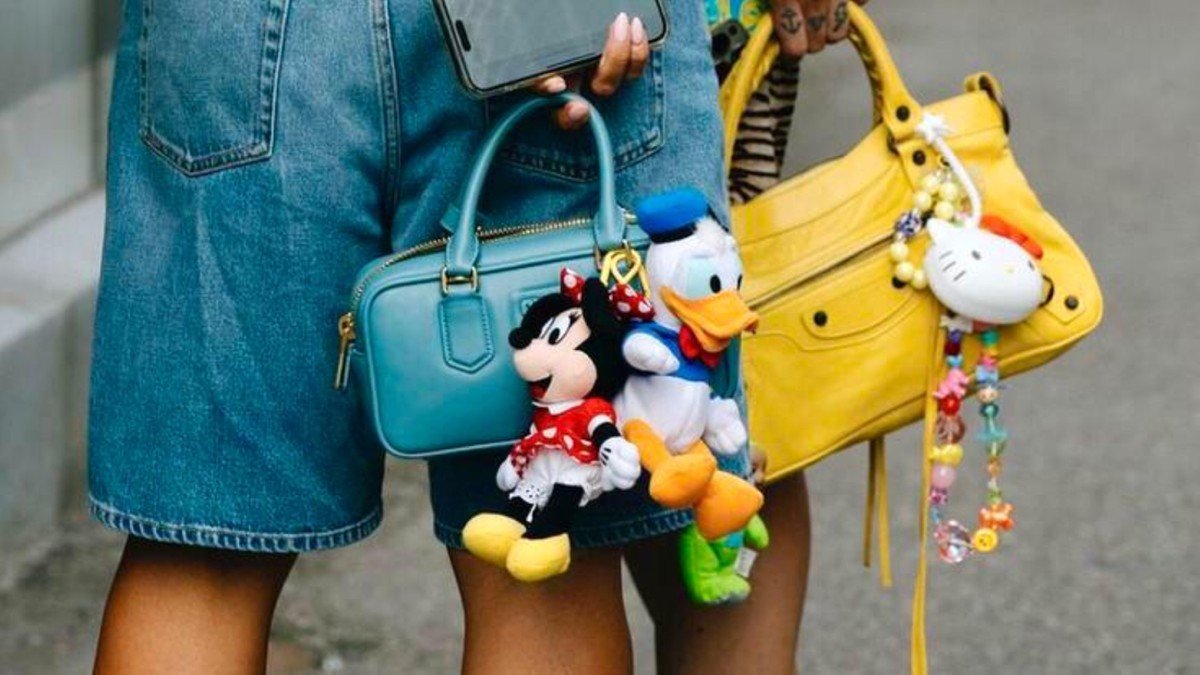 Viral! Hobi Koleksi Bag Charm Jadi Rahasia Awet Muda Selebgram Malang