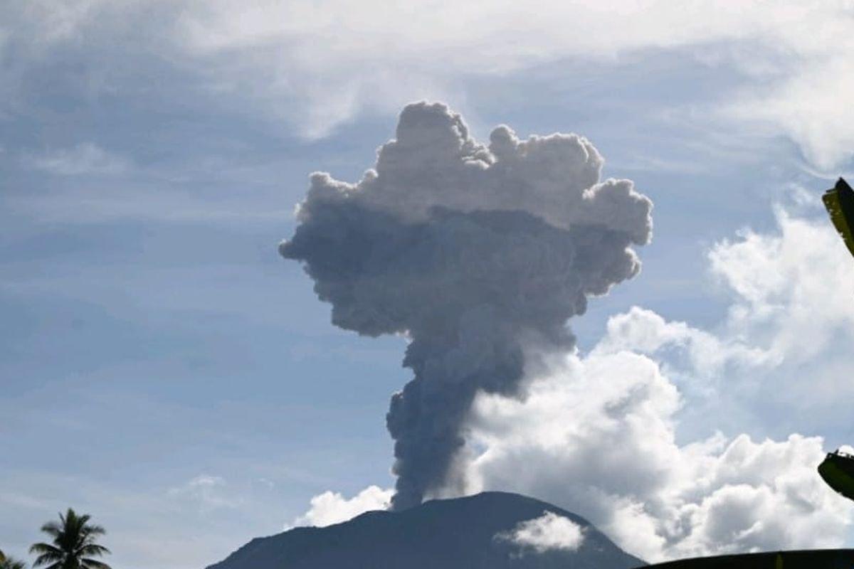 Gunung Ibu Kembali Erupsi dengan Kolom Abu 800 Meter