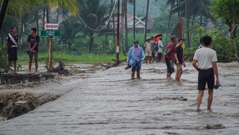 Permukiman di Lumajang Terdampak Banjir Lahar Semeru, Petugas Lakukan Evakuasi
