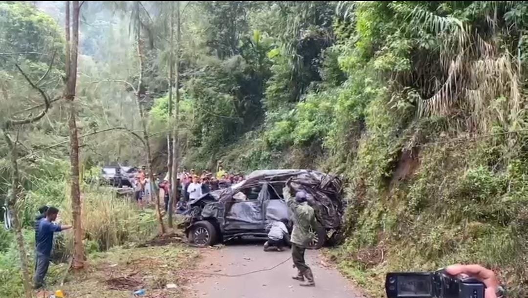 Insiden di Jalur Bromo, Fortuner Terperosok Diduga Akibat Rem Blong