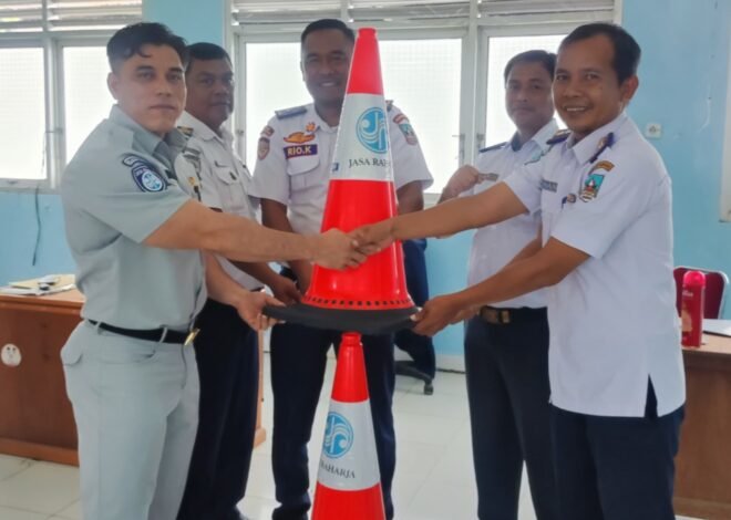 Jasa Raharja Cabang Solok Serahkan Traffic Cone ke Dinas Perhubungan Kabupaten Dharmasraya