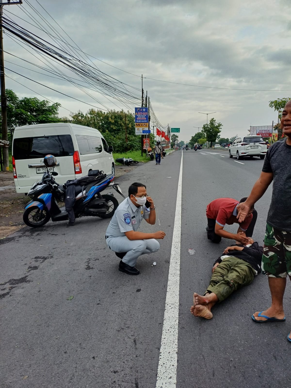 Respon Cepat Petugas Jasa Raharja Klaten Evakuasi Korban Kecelakaan di Pandan Simping