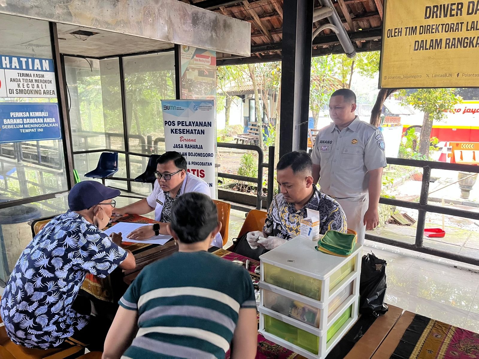 Perkuat Keselamatan Lalu Lintas, Jasa Raharja Bojonegoro Hadirkan Pelatihan PPGD (Pertolongan Pertama Gawat Darurat) dan Pengobatan Gratis di Terminal Rajekwesi, Kabupaten Bojonegoro