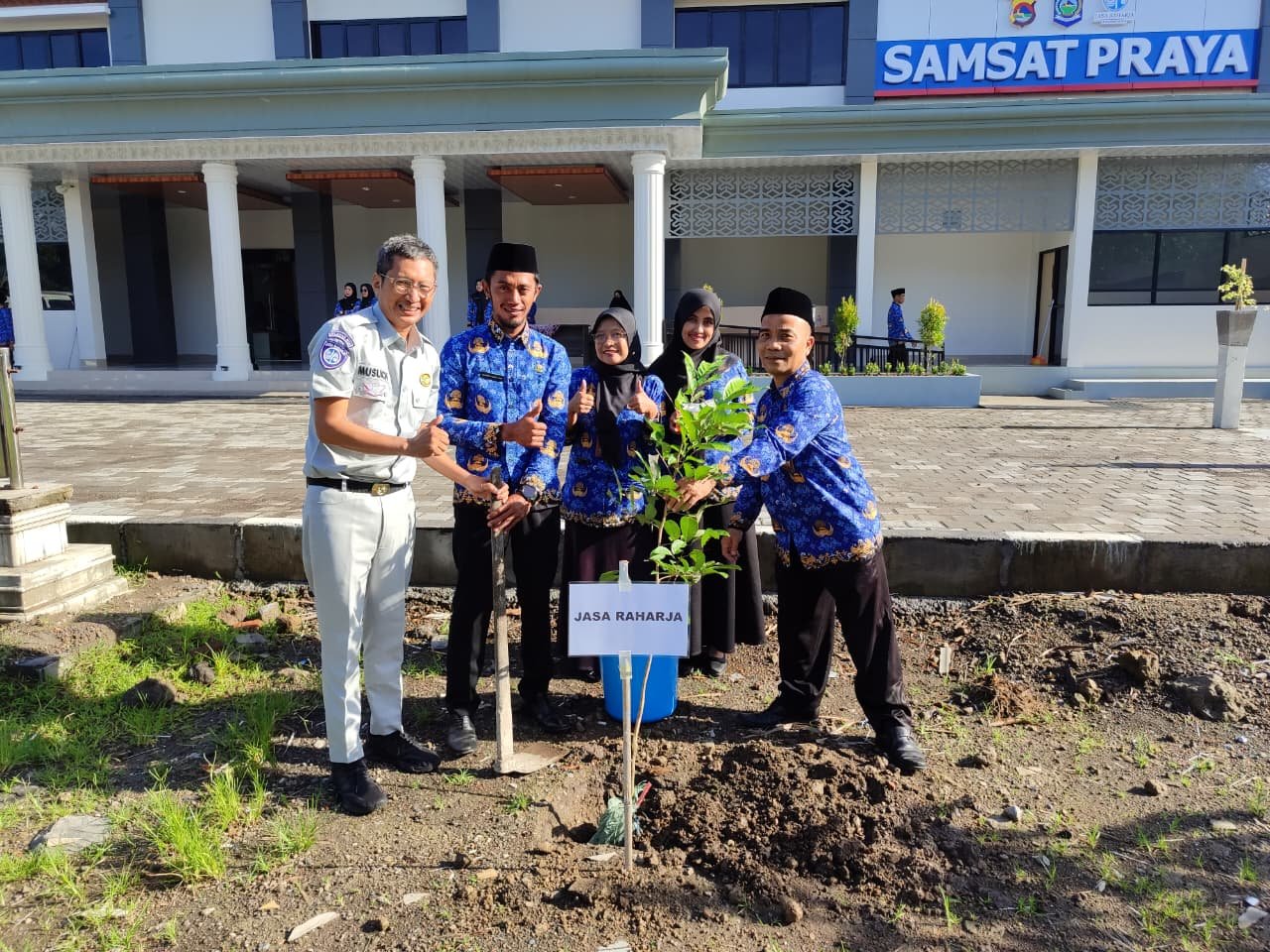 Wujud Kepedulian Lingkungan, Jasa Raharja NTB Hadiri Giat Penanaman Pohon di Lingkungan Kantor Samsat Praya