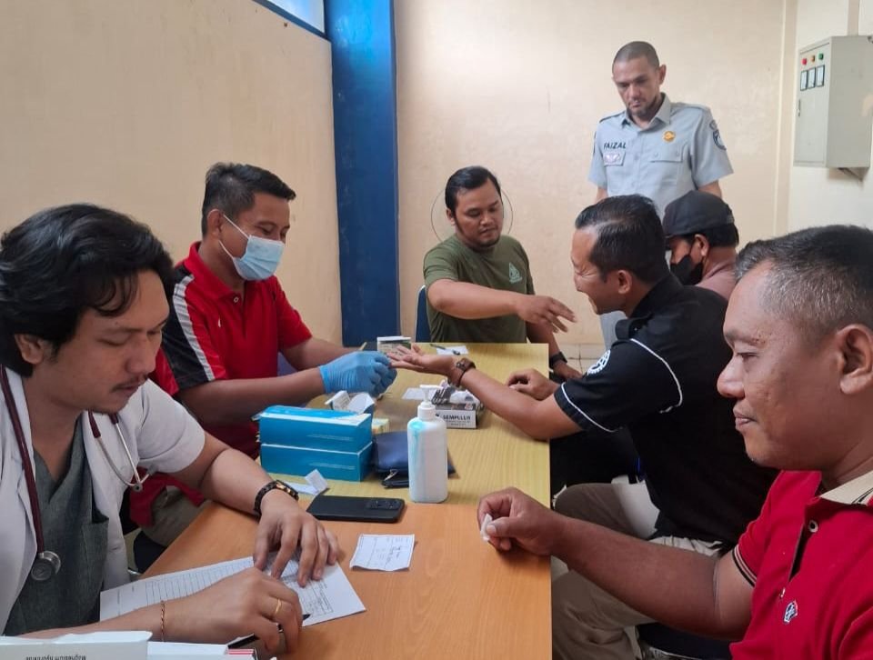 Penuh Antusias, Supir dan Penumpang Bus di Terminal Ponorogo Ikuti Pengobatan Gratis Dari Jasa Raharja