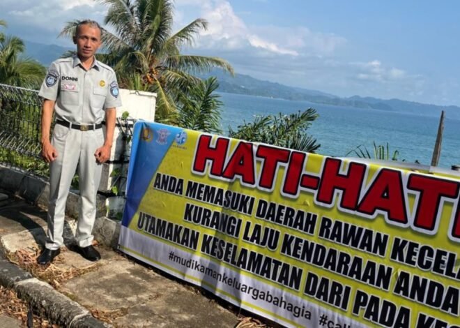 Jasa Raharja Sumbar Bersama Satlantas Polres Pesisir Selatan Pasang Spanduk Himbauan Keselamatan Jelang Idul Fitri 1447 H