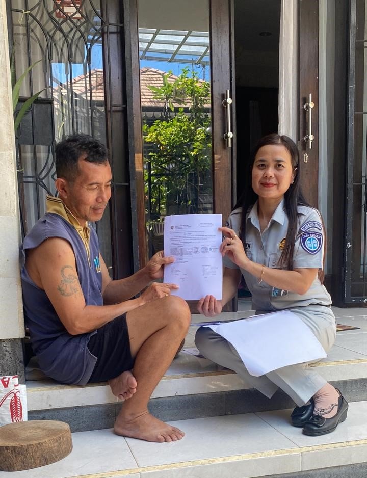 Petugas Jasa Raharja Cabang Singaraja Lakukan Kunjungan kepada Pemilik Kendaraan Terkait SWDKLLJ