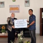 Meriahkan HUT Sultra ke-62, Jasa Raharja Serahkan Bibit Tanaman untuk Wajib Pajak di Samsat Kendari