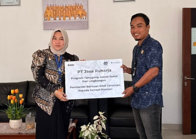 Meriahkan HUT Sultra ke-62, Jasa Raharja Serahkan Bibit Tanaman untuk Wajib Pajak di Samsat Kendari