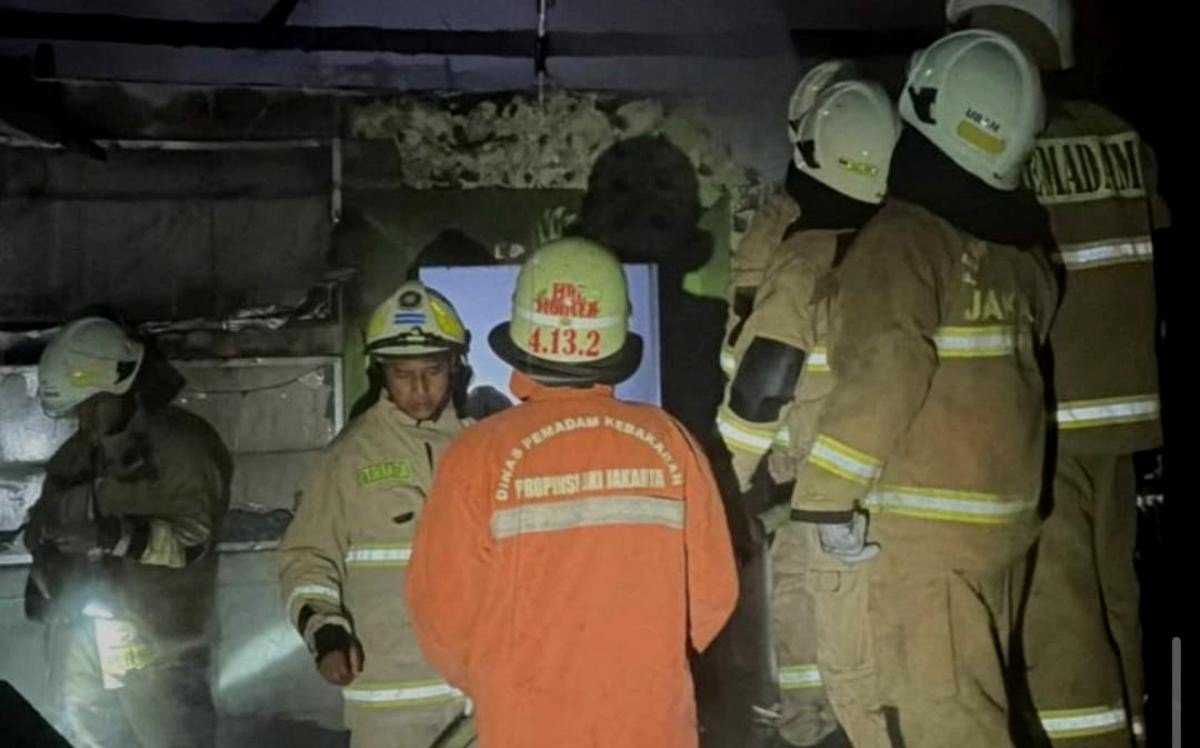 38 Petugas Suku Dinas Penanggulangan Kebakaran dan Penyelamatan Jakarta Selatan Berhasil Padamkan Kebakaran Warung di Cilandak