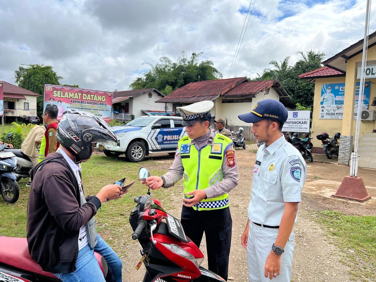 Jasa Raharja Sintang Bersama Tim Pembina Samsat Kapuas Hulu Gelar Operasi Gabungan di Putussibau Utara