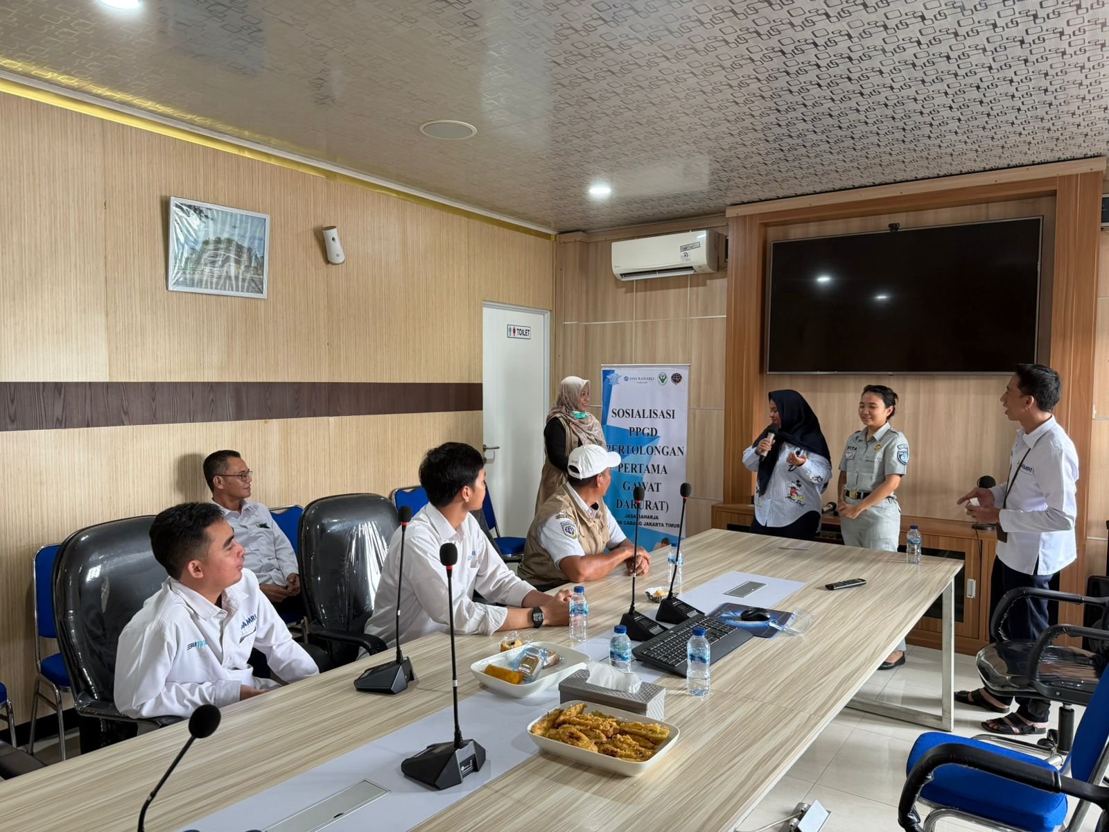 Jasa Raharja Jakarta Timur Gelar Pelatihan PPGD dan Pengobatan Gratis bagi Pengemudi DAMRI