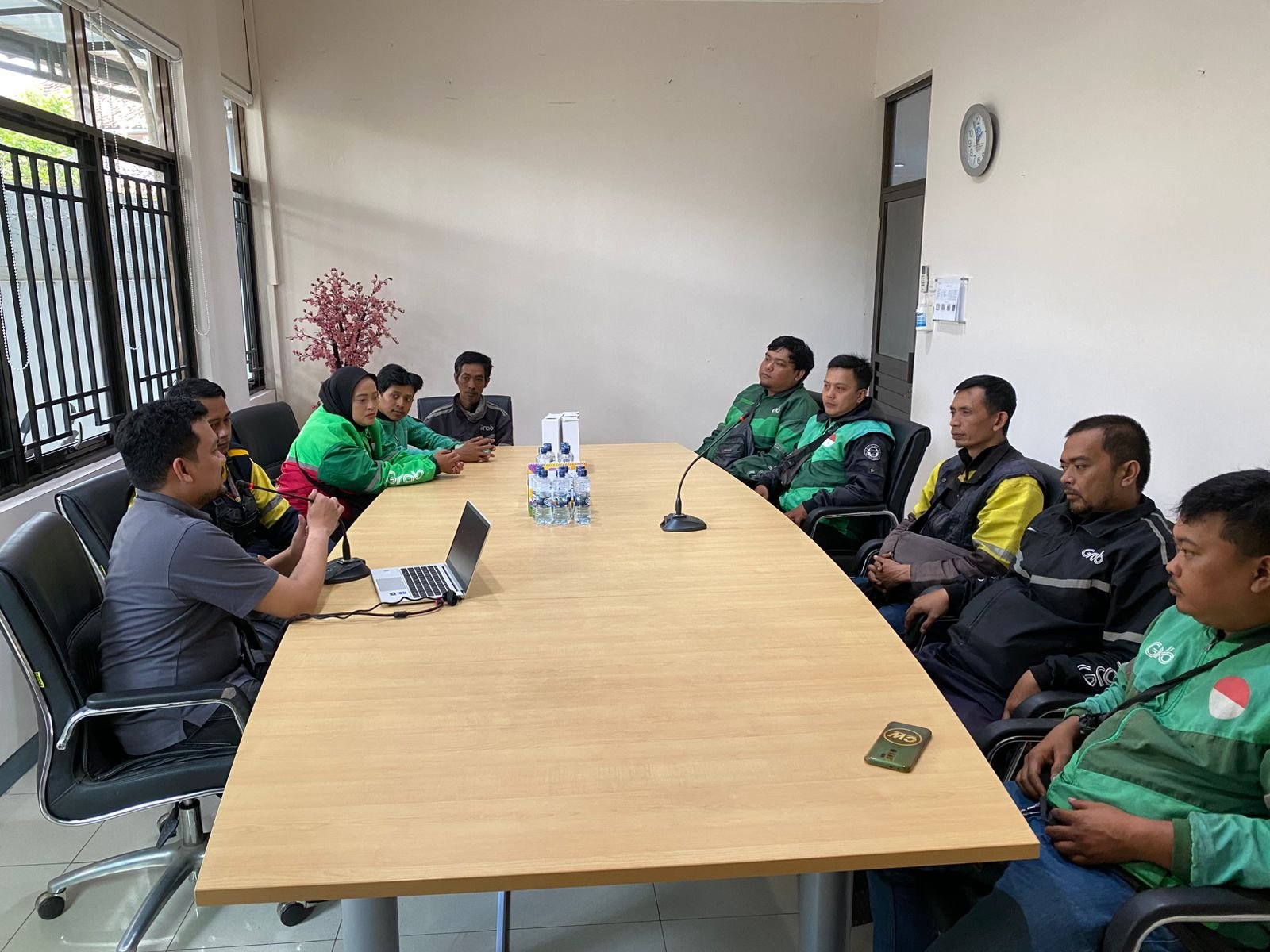 Jasa Raharja Cabang Sukabumi Sosialisasikan Fitur JRKU Lapor Laka kepada Pengemudi Ojek Online di Kota Sukabumi
