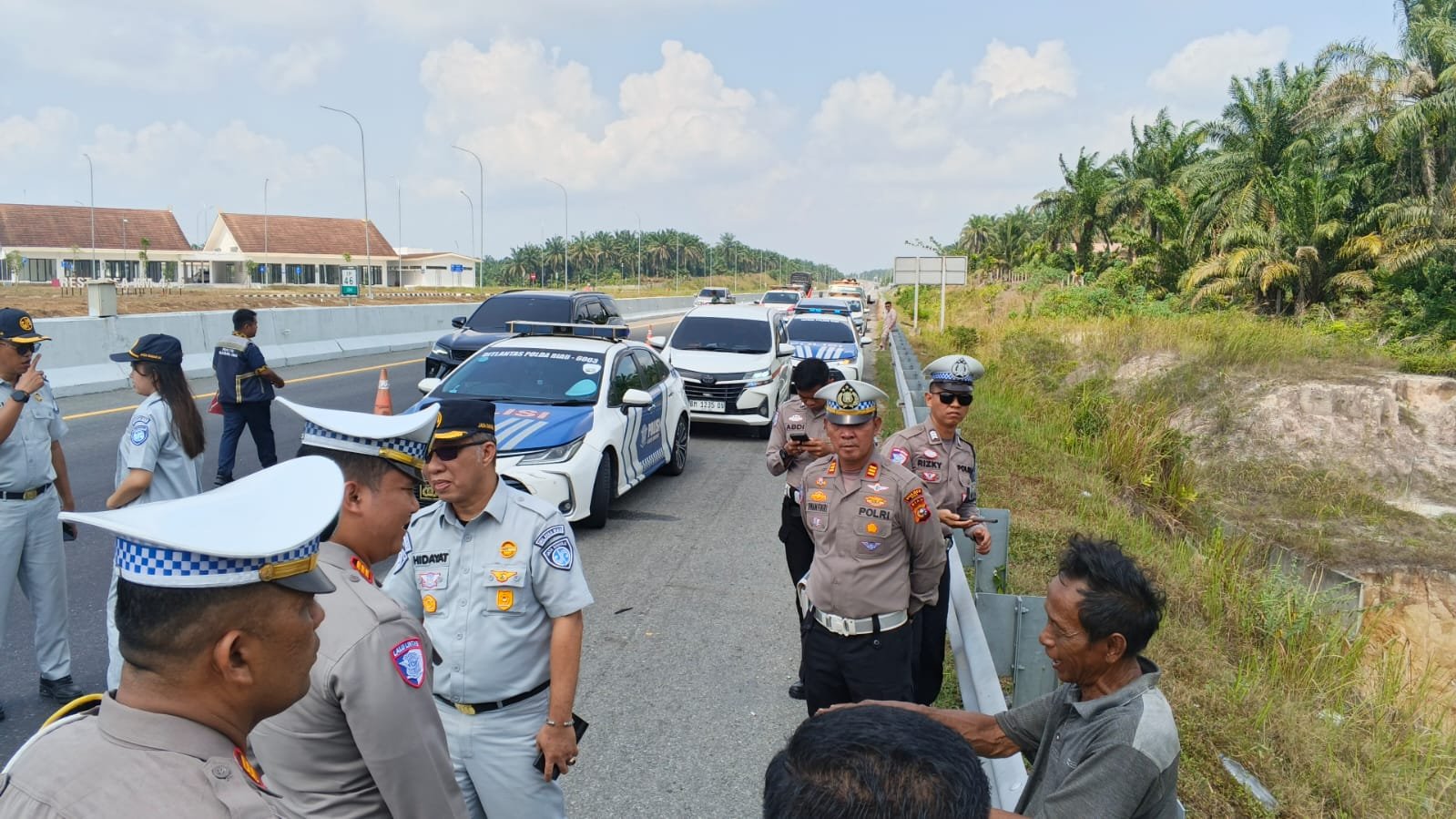 Jasa Raharja Riau Bersama Satlantas Gerak Cepat Lakukan Penanganan 4 Korban Meninggal Kecelakaan Truk Kontra Mobil Penumpang Di Tol Permai