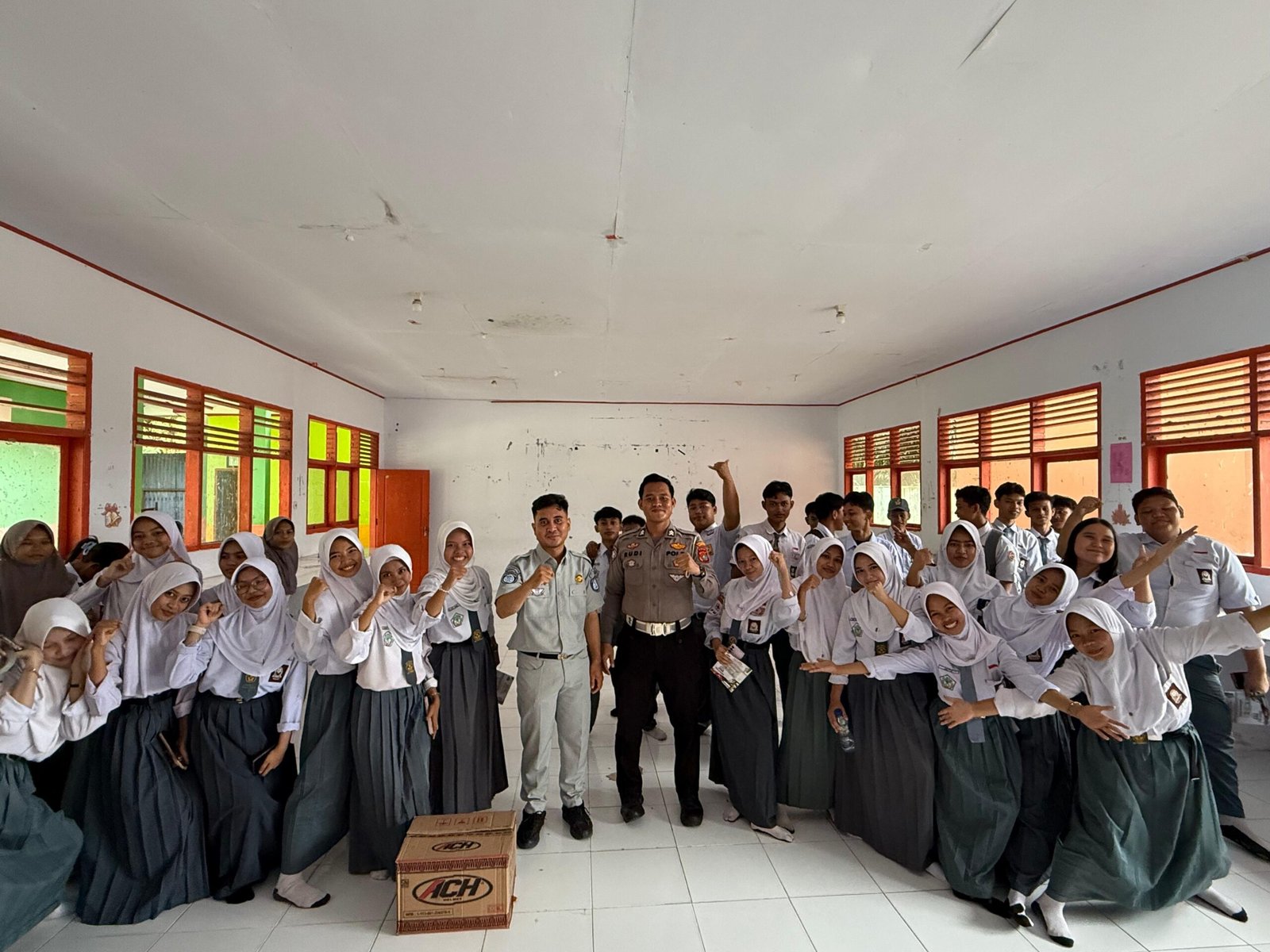  Jasa Raharja Mamuju Utara Melaksanakan Giat Safety Campaign Etika Berlalu Lintas disertai Program Pengajar peduli Keselamatan Lalu Lintas (PPKL) hingga Sosialisasi Relaksasi Pembebasan Denda dan Diskon Pajak di SMA 1 Tikke Raya Pasangkayu