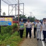 Jasa Raharja Mempawah Bersama Mitra FKLLAJ Pasang Spanduk Peringatan di Titik Rawan Kecelakaan sebagai Upaya Menekan Fatalitas Laka Lantas