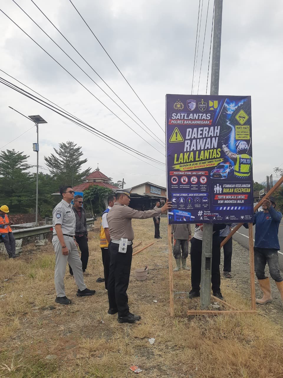 Jasa Raharja Banjarnegara , Satlantas, PUPR, dan Dishub Pasang Spanduk Peringatan di Titik Blackspot