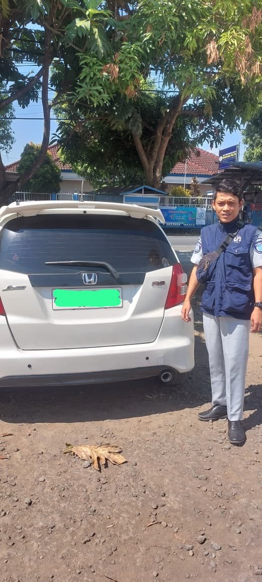 Petugas Samsat Ciawi Tasikmalaya Laksanakan Penelusuran Kendaraan Menunggak PKB dan SWDKLLJ Melalui Aplikasi Panah Pasopati