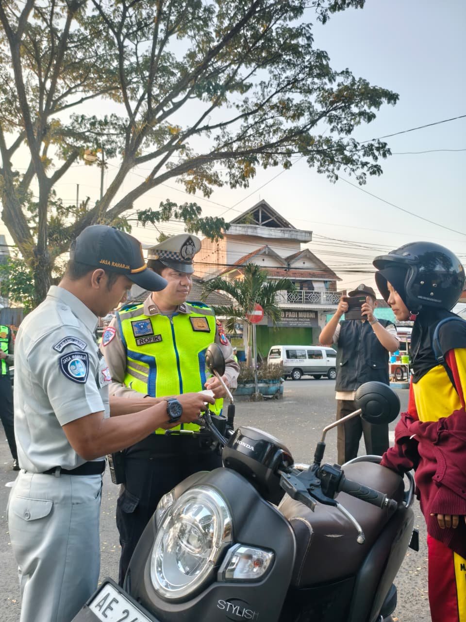 Operasi Gabungan Tim Pembina Samsat Pacitan Sebagai Upaya Tingkatkan Kepatuhan Masyarakat