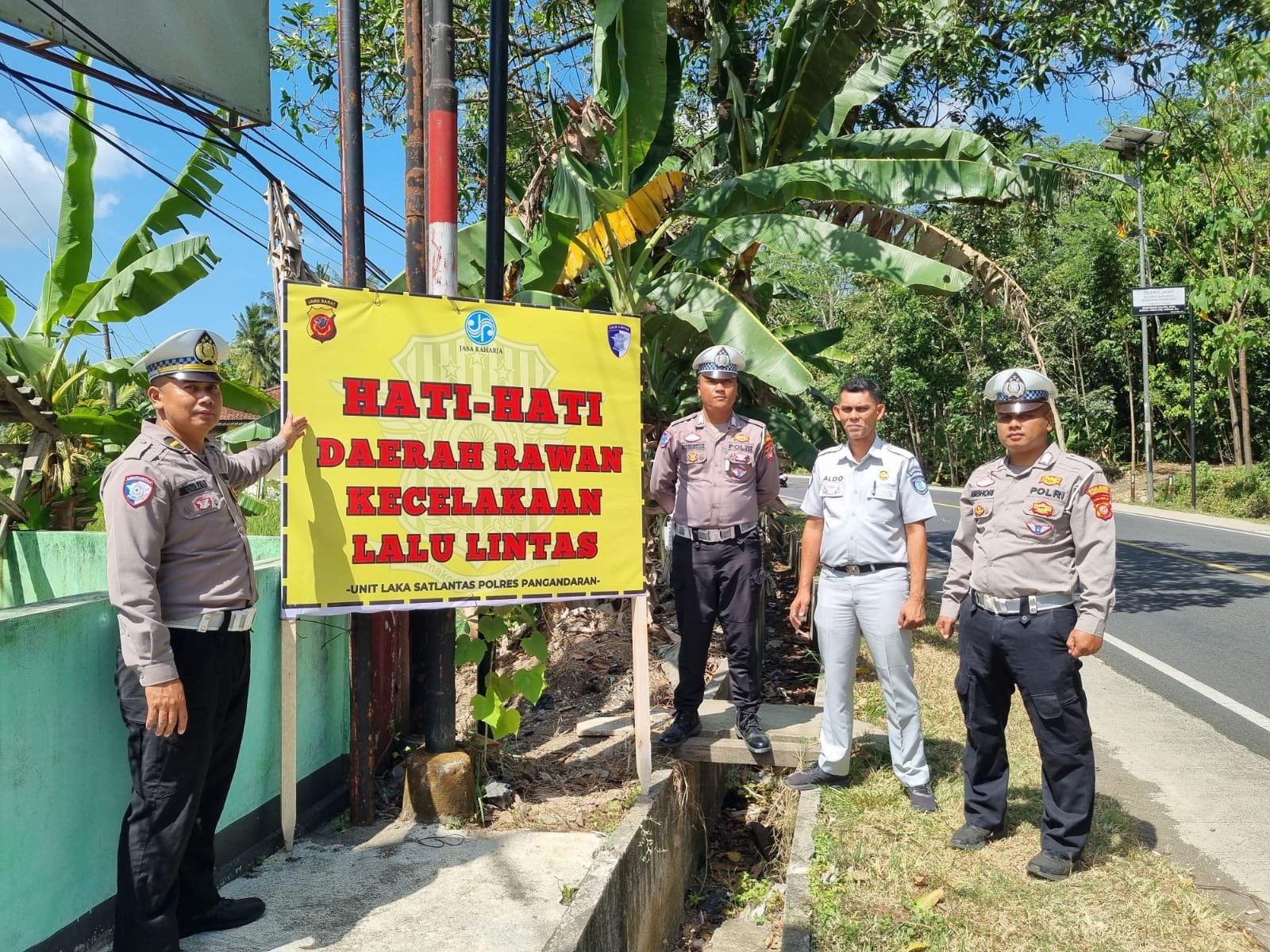 Jasa Raharja Cabang Tasikmalaya Bersama Unit Gakkum Polres Pangandaran Pasang Spanduk Himbauan Keselamatan di Titik Rawan Kecelakaan