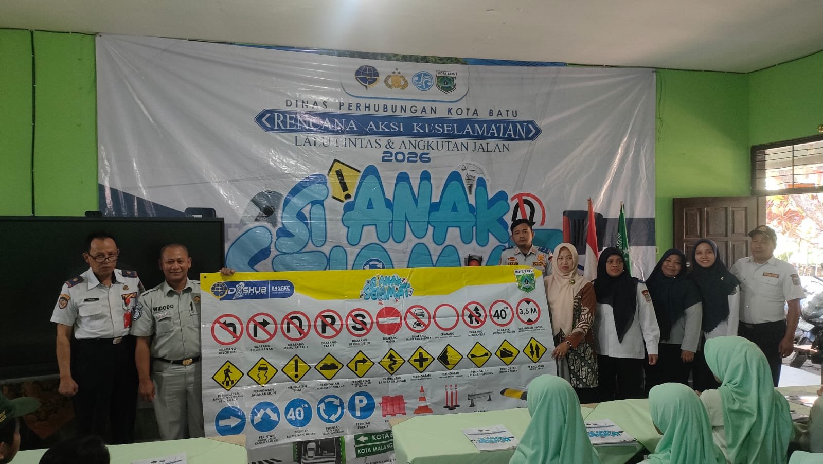 Cetak Generasi Sadar Lalu Lintas, Jasa Raharja dan Dishub Batu Gelar Sosialisasi Pelajar Berkeselamatan di SMP Ma’arif