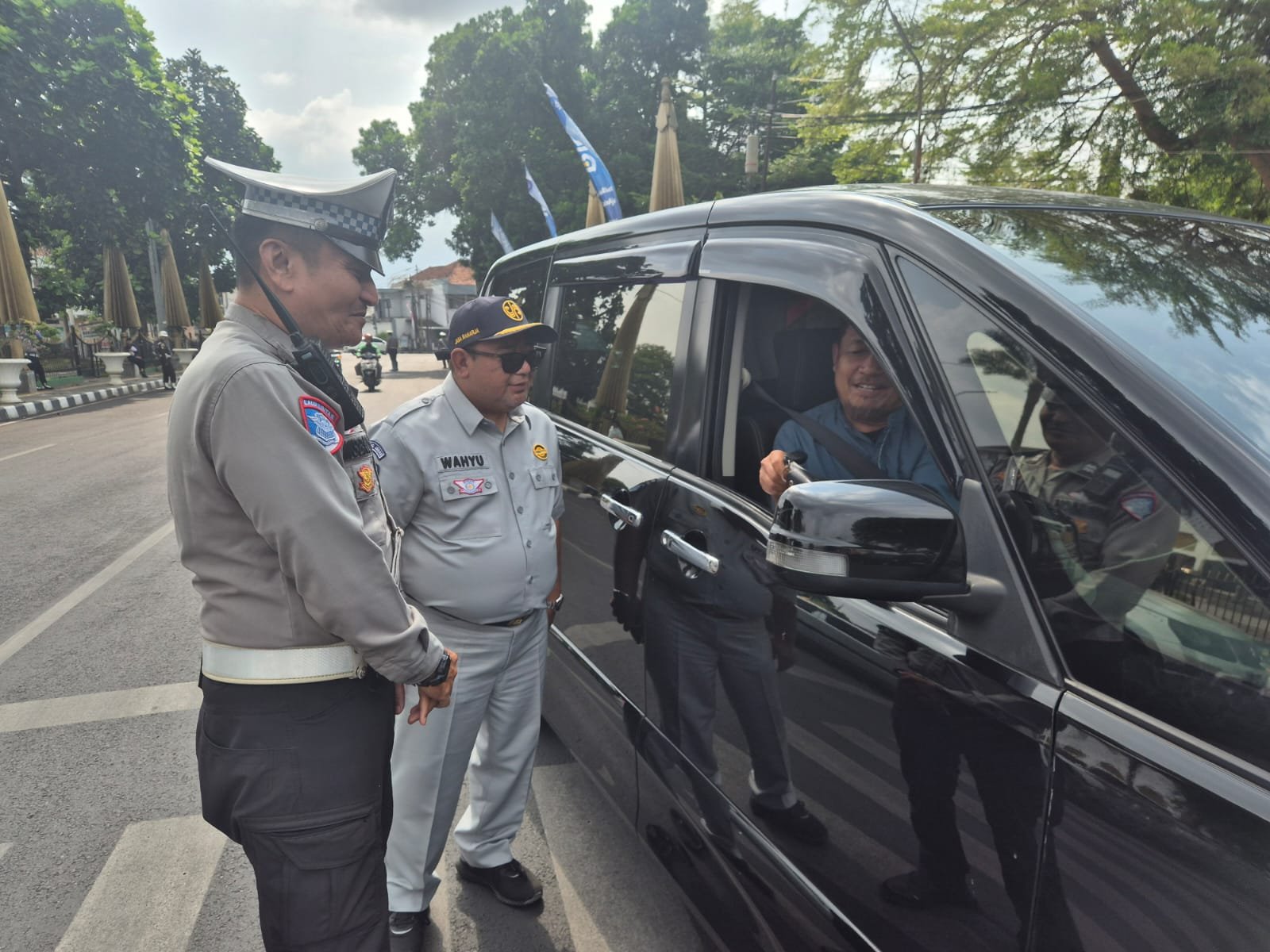 Operasi Gabungan di Taman Kota Tasikmalaya, Jasa Raharja Bersama Tim Pembina Samsat Dorong Kepatuhan Wajib Pajak Melalui Pelayanan Langsung Dan Pemberiab Souvenir
