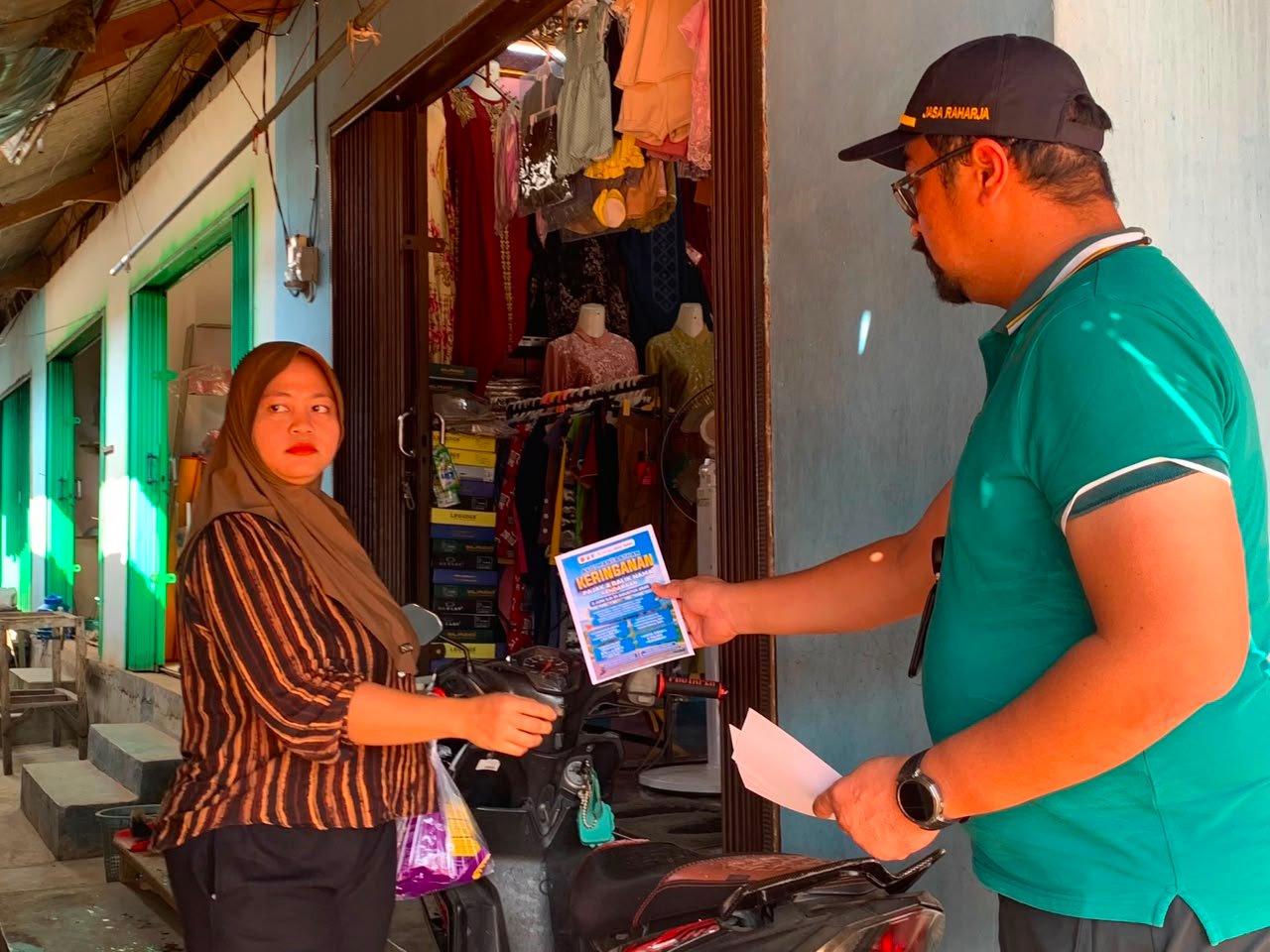 Samsat Sukadana Bersama UPTD Samsat Gelar Sosialisasi Program Keringanan PKB dan BBNKB di Pasar Muara Jaya