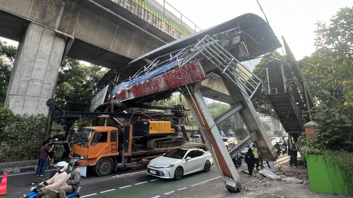 Jembatan Penyeberangan Orang Tendean Nyaris Ambruk akibat Tabrakan Truk Trailer