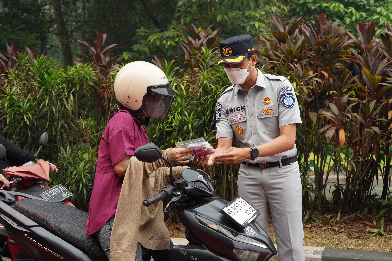 Peringati Hari Pelanggan Nasional, Jasa Raharja Kalbar Hadirkan Kepedulian di Tengah Kabut Asap