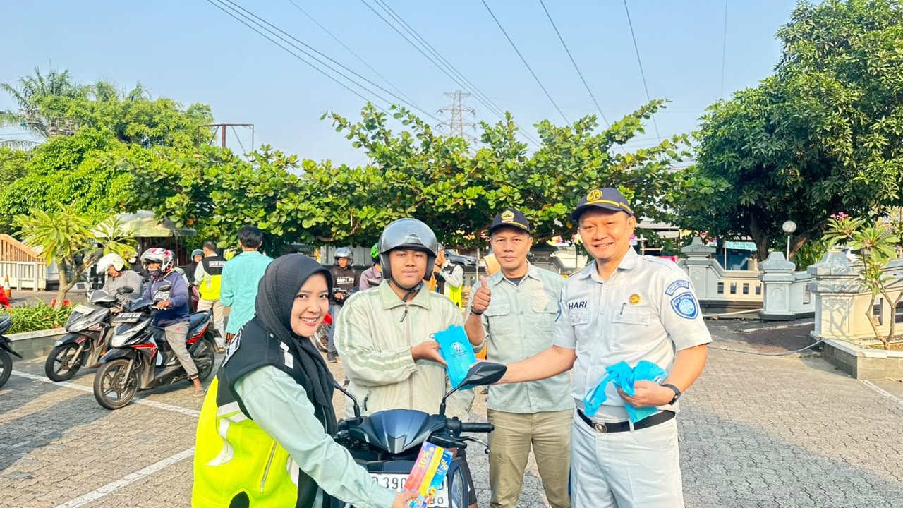 Tim Pembina Samsat Surakarta Gelar Operasi Gabungan, Tingkatkan Kesadaran Pajak Kendaraan dan SWDKLLJ