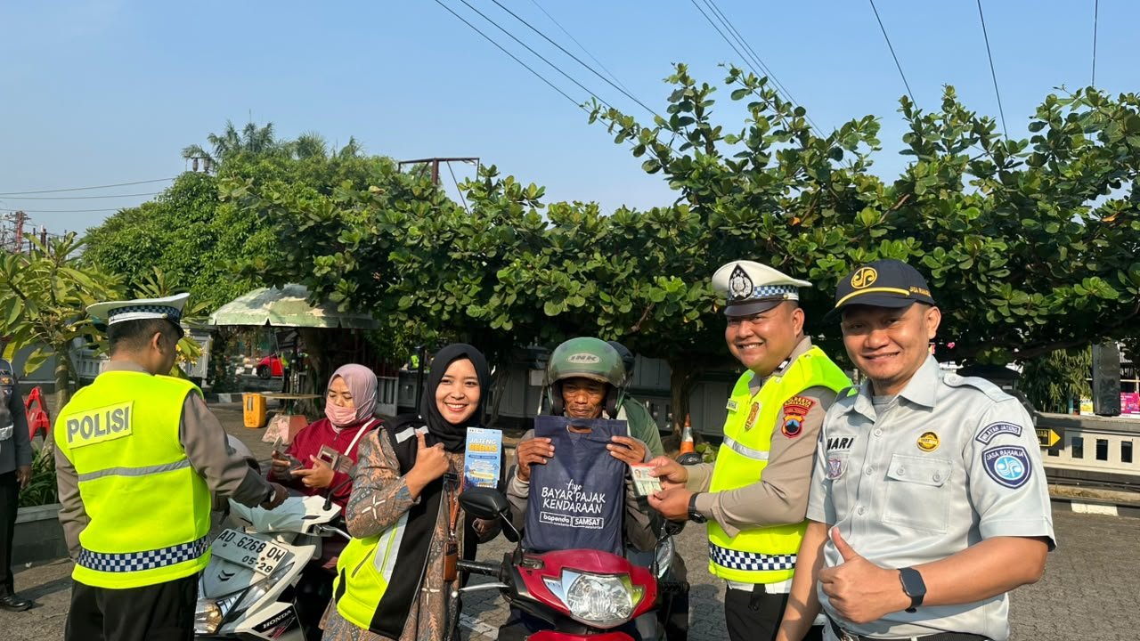 Tim Pembina Samsat Surakarta Gelar Operasi Gabungan, Sosialisasikan Bebas Denda PKB dan SWDKLLJ Tahun Lalu