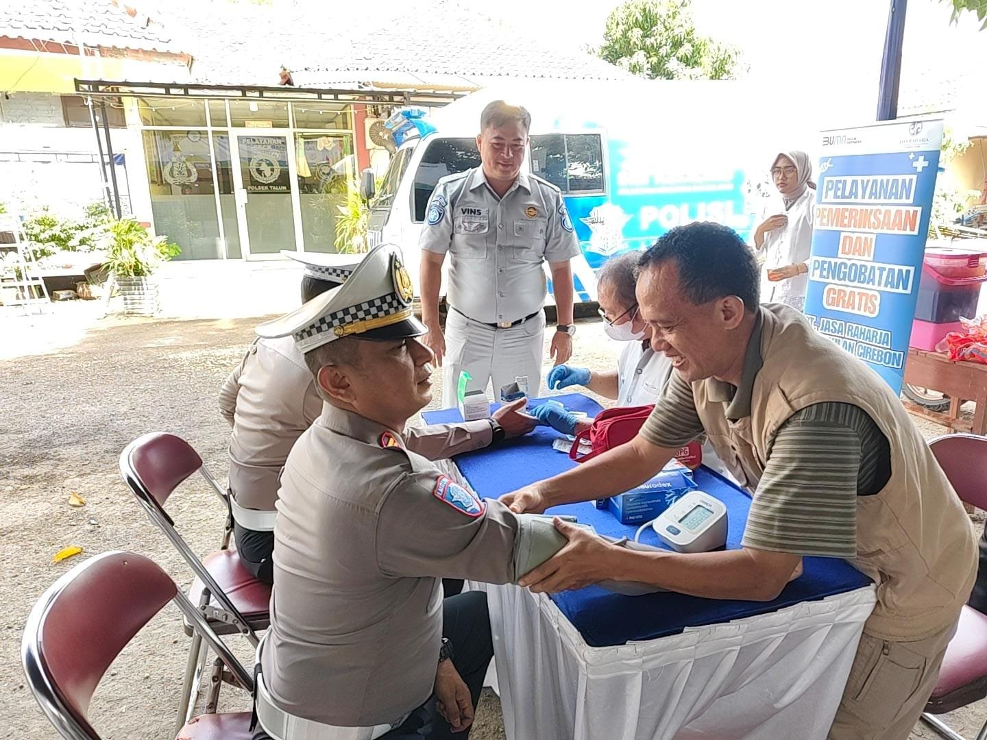 Tingkatkan Keselamatan dan Kepatuhan, PT Jasa Raharja (Persero) Cabang Cirebon Melaksanakan Kegiatan Pemeriksaan Pajak Kendaraan Bermotor dan Berikan Layanan Kesehatan Gratis di Polsek Talun Kab Cirebon