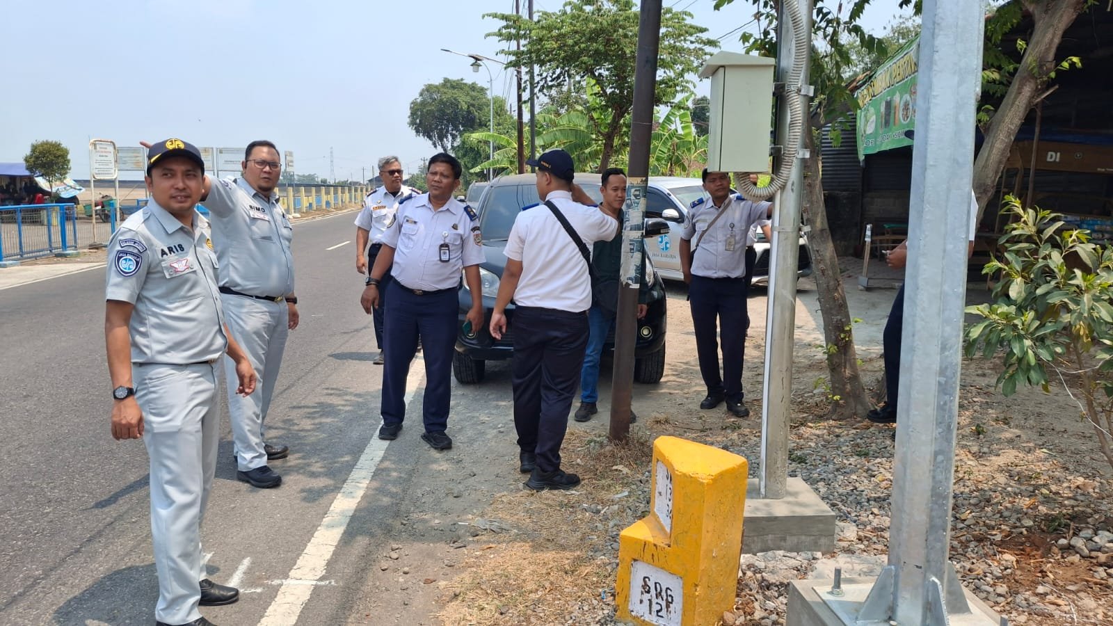 Jasa Raharja Bersama Dinas Perhungan Memasang 30 Penerangan Jalan Umum di Ruas Jalan Sragen-Batujamus